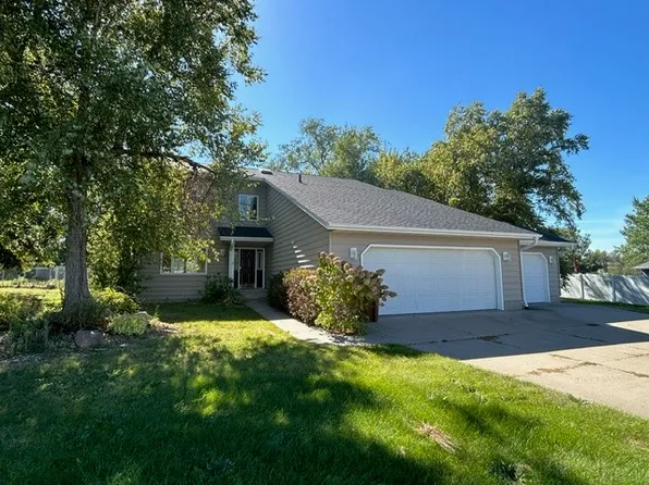 606 McDowell Cir, Grinnell, IA 50112
