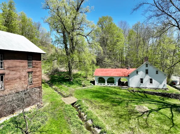 56 Upper St, Buckland, MA 01338