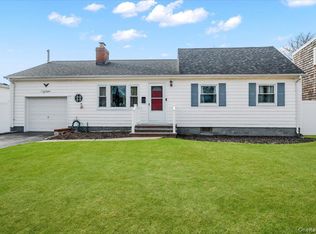 18 Cambridge Dr, Babylon, NY 11702