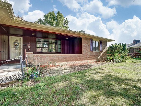 3rd image of 819 Meadowview Dr