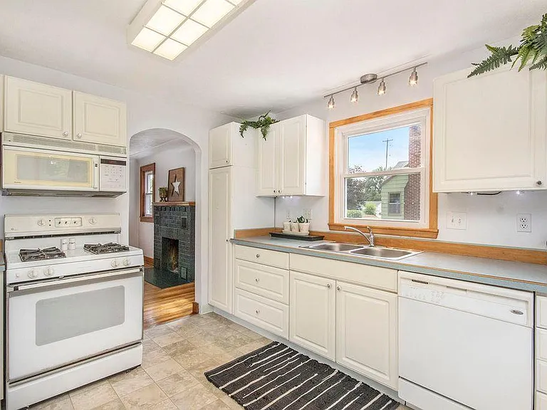 383 Elizabeth St — Photo 12