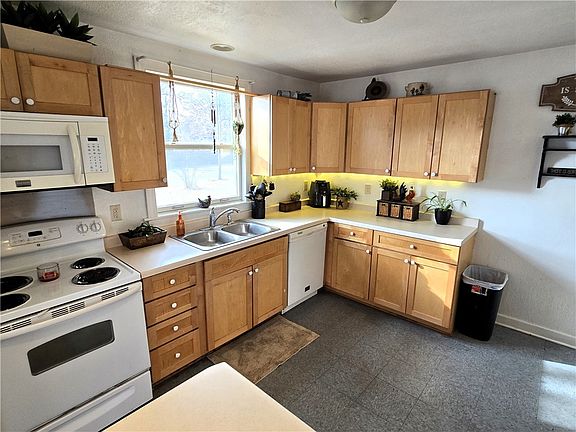 5th image of 3233 Potter Road