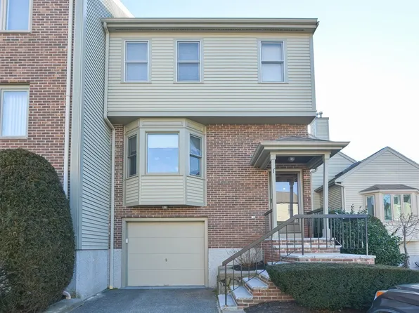 61 Maple St APT J, Canton, MA 02021