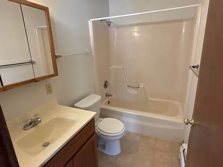 1012 E Burlington St — Photo 10