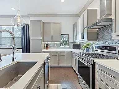 3 bed, 2430 sqft, $7,000 — Photo 2