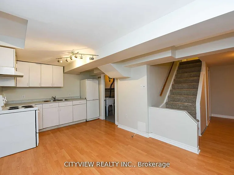 6459 Tisler Cres — Photo 3