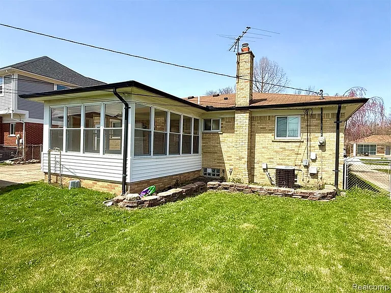 31015 Dorais St — Photo 16