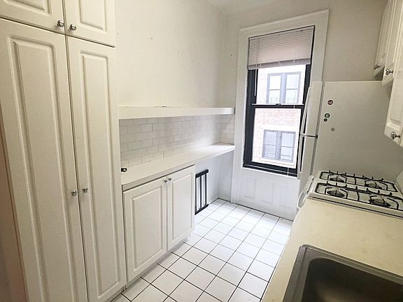 3rd image of 306 W 93rd St APT 4