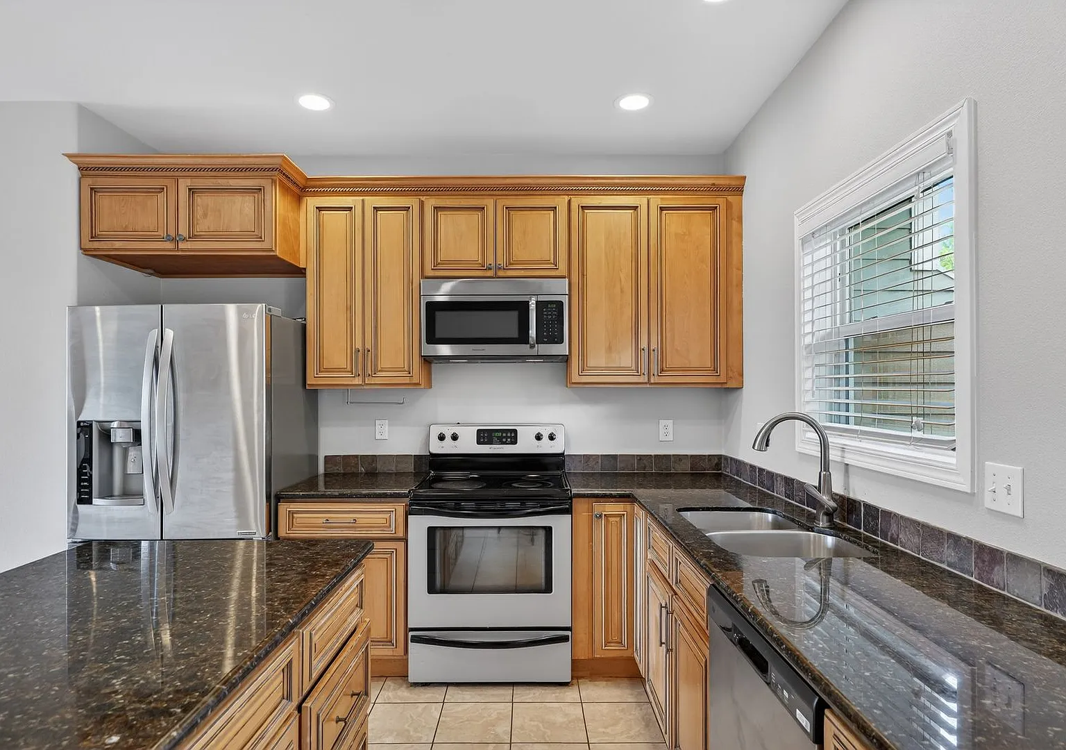 3 bedrooms / 3.5 bathrooms Townhome w/ Garage — Photo 1