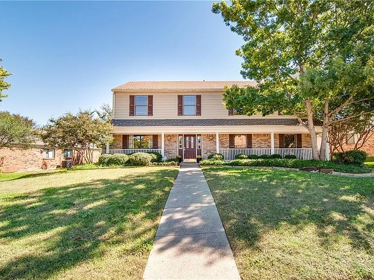 1604 Vera Cruz Dr — Photo 1