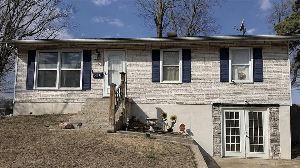 1st image of 620 NW Village Dr