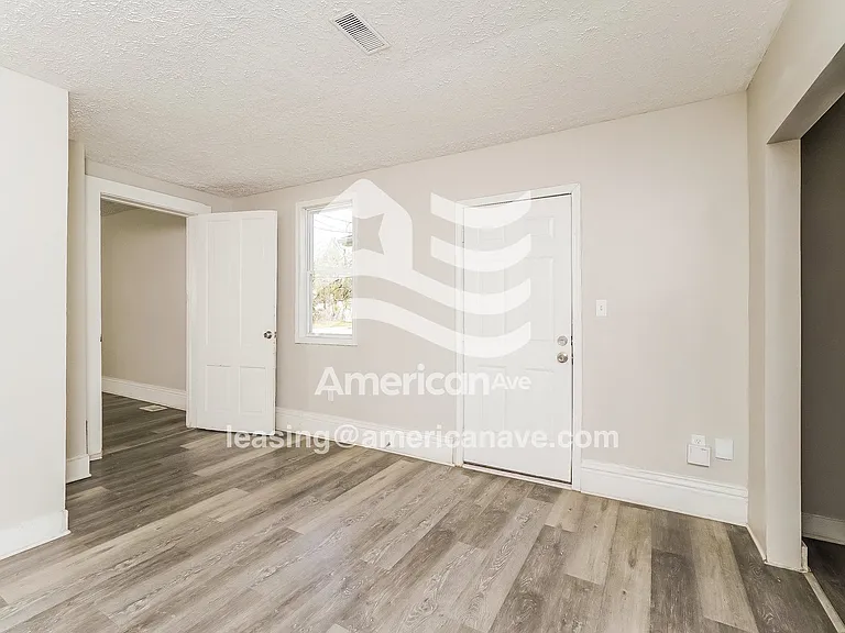 1576792_009_main_bedroom_13693347.jpg