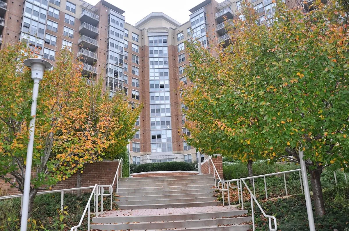 Building Photo - 11800 Sunset Hills Rd #709