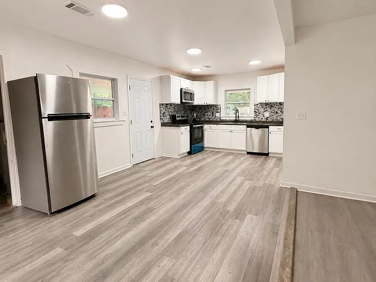 1427 Adrian Ln — Photo 6