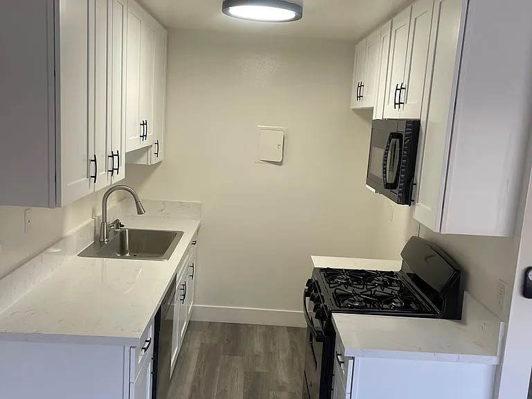 2121 N Verdugo Rd — Photo 10