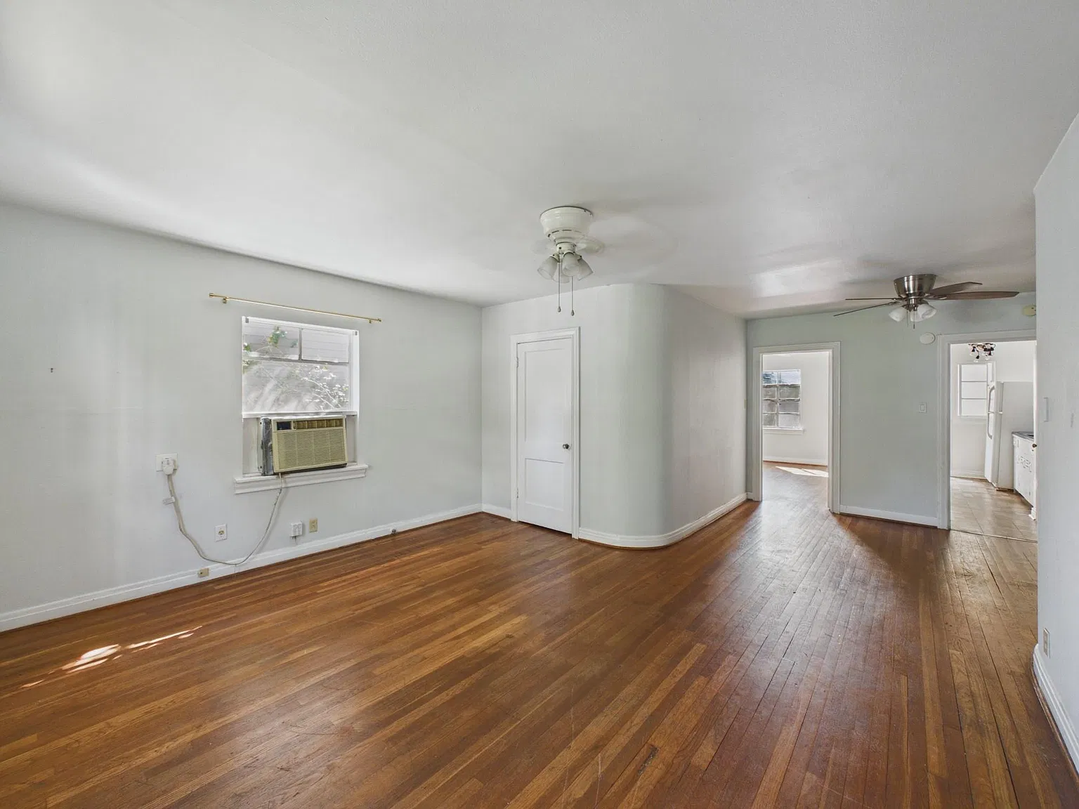 1 bed, 1.0 bath, 843 sqft, $1,200 — Photo 4