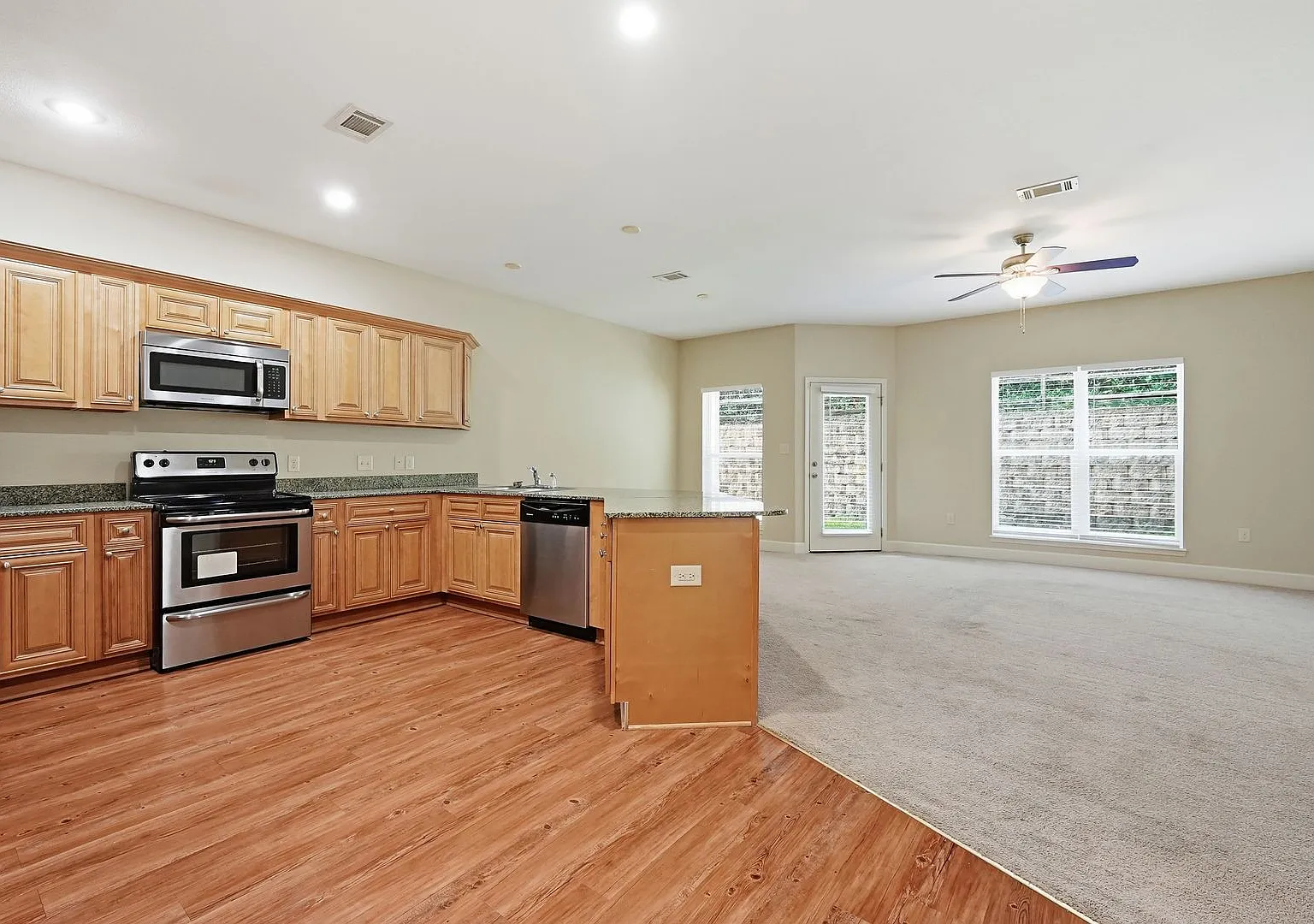 Beautiful Townhome in Arbor Lakes! — Photo 4