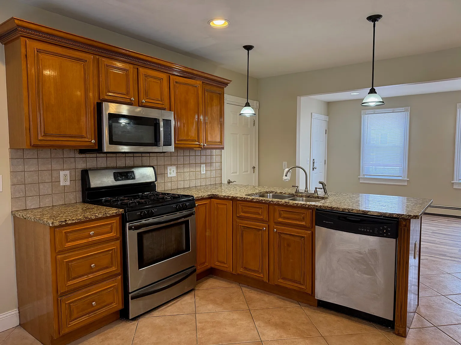 2 bed, 950 sqft, $1,850 — Photo 3