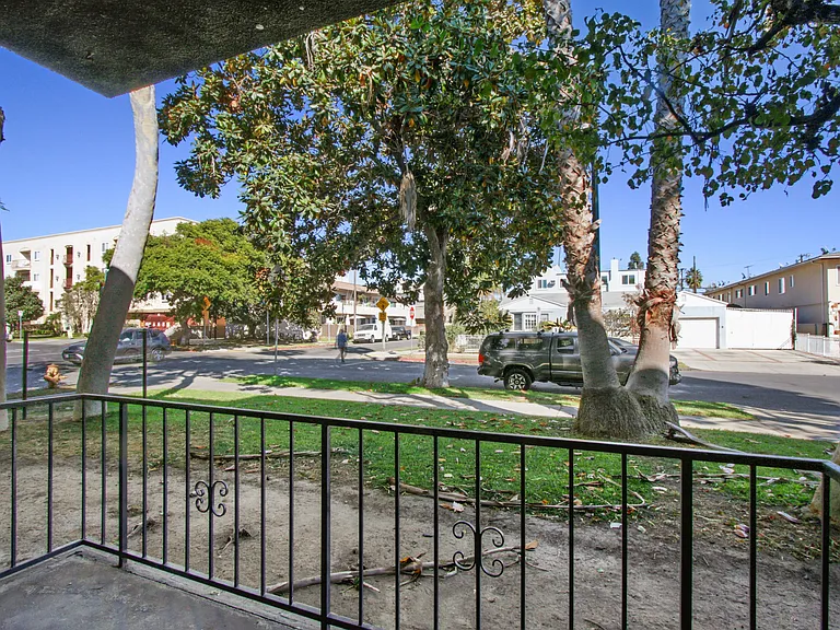 10310 Regent — Photo 28
