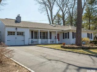 76 Oaktree Ln, Manhasset, NY 11030