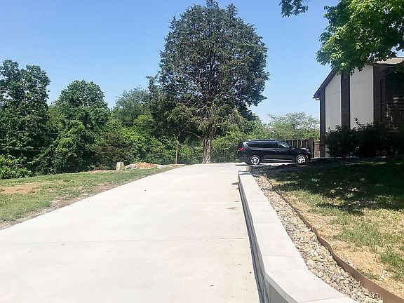 4th image of 8028 Paradise Dr