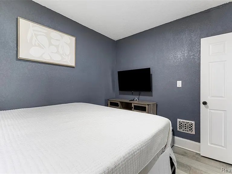 512 Westminster St — Photo 20