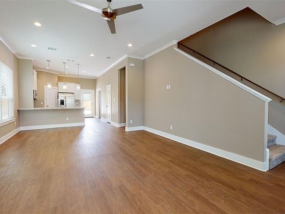 4th image of 110 Moss St