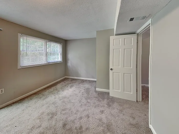 5 bed, 2.0 bath, 1000 sqft, $1,795 — Photo 4