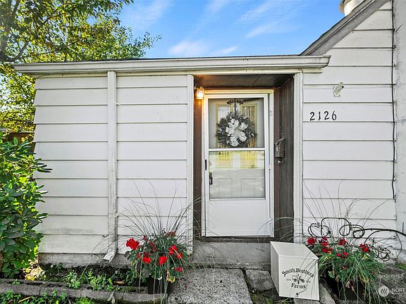 3rd image of 2126 Elmont Avenue