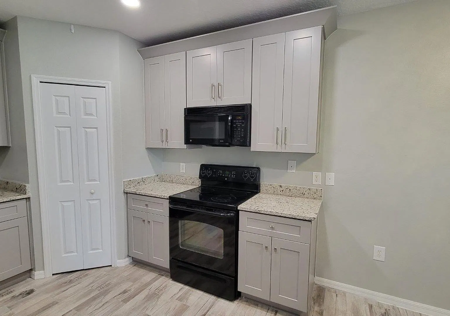 Annual Updated Townhome, with Two bedrooms, 2.5 Bath and a one Car Garage in Greenbrook — Photo 4