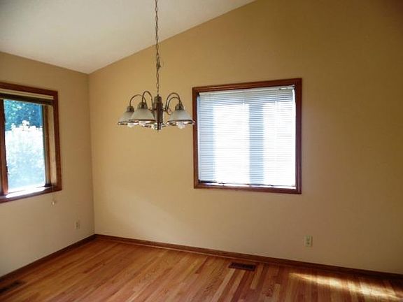 4th image of 2778 Southlawn Dr N