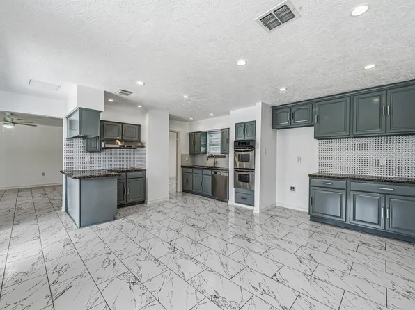 9227 Vickijohn Dr, Houston, TX 77031