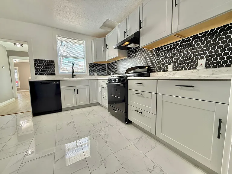 4711 Grant St — Photo 10