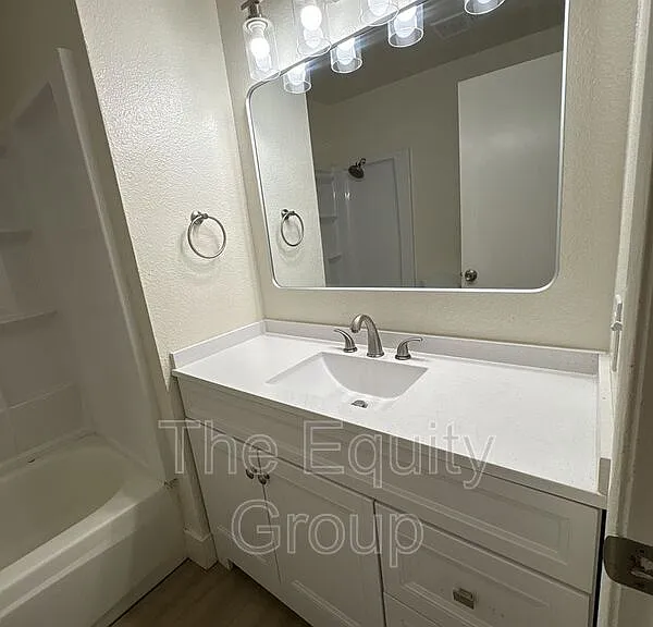 2113 W Inyo Ave — Photo 14