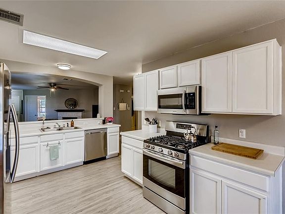 4th image of 115 Lombard Dr