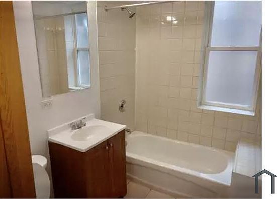 2nd image of 4356 S Lake Park Ave #1S