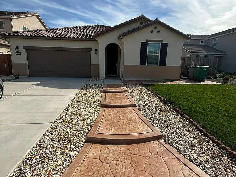 404 Manuel Ct — Photo 1