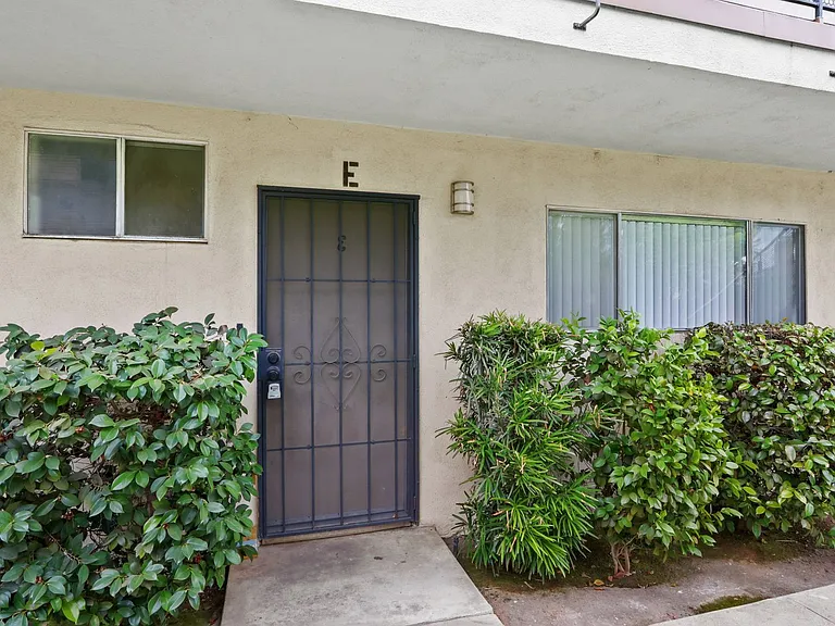 Suzanne Apartments — Photo 14