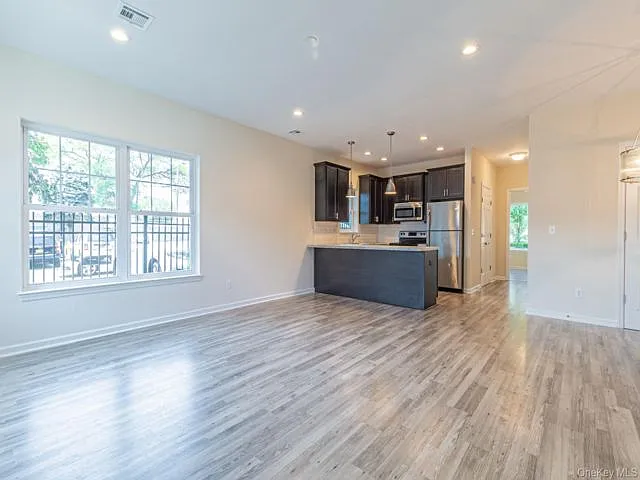 21 Robert Court St