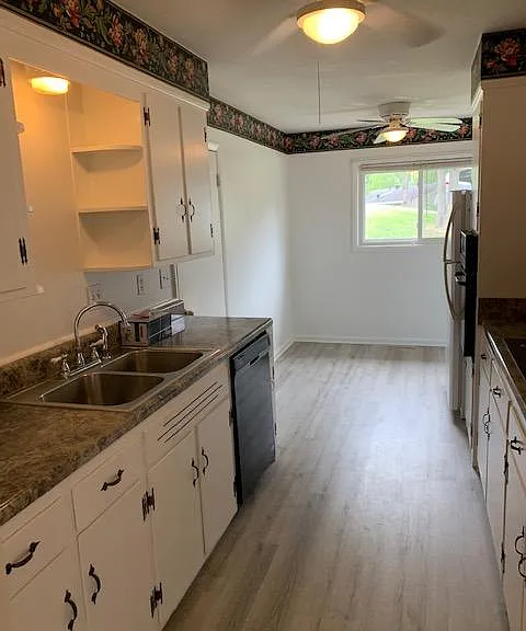 1302 Lyndale Dr — Photo 3