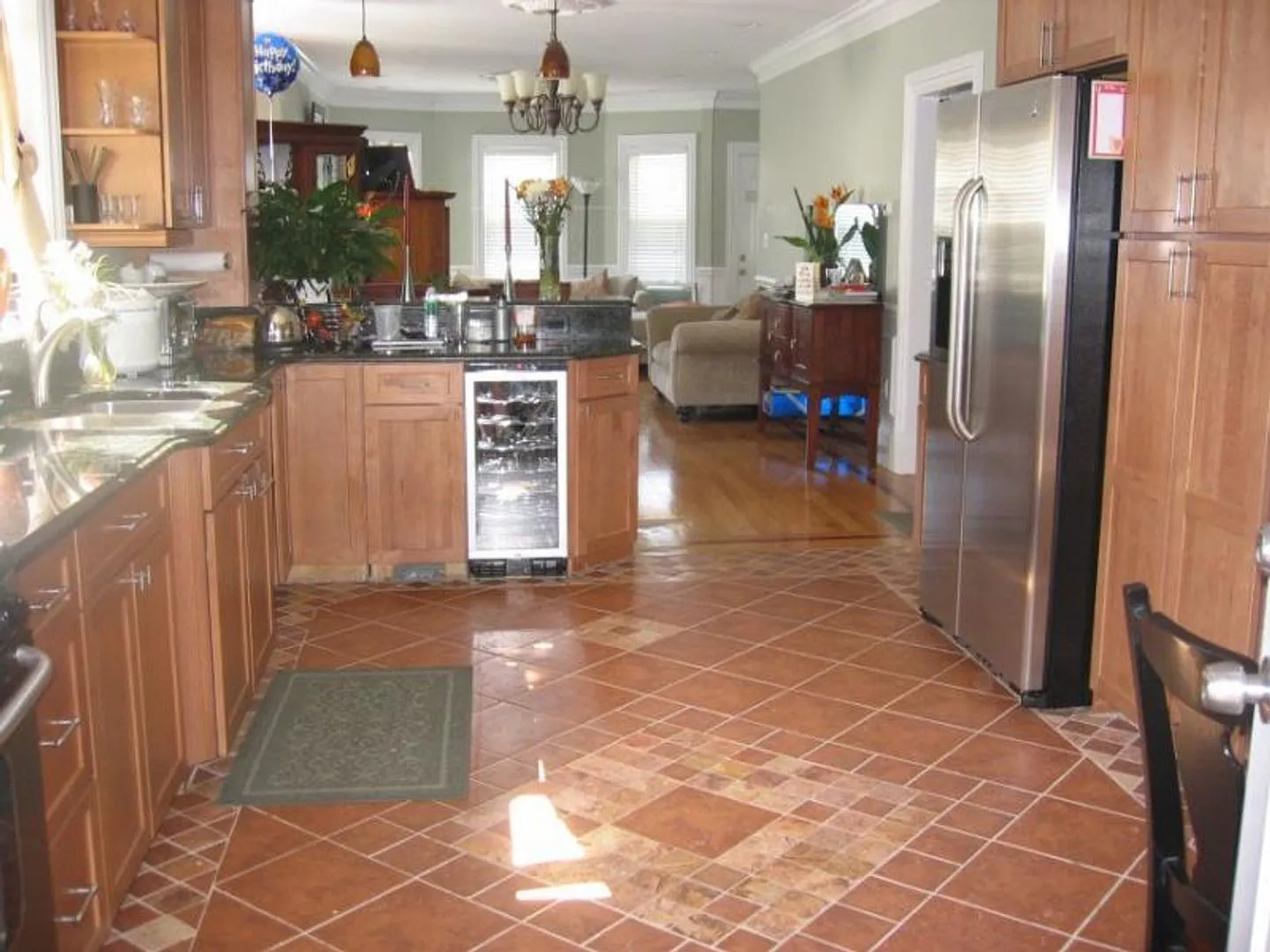 Charming 4 Bedroom-No Broker Fee — Photo 2