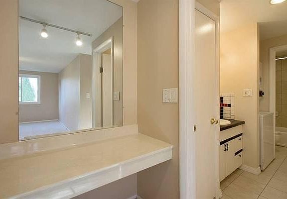 3rd image of 839 Oxford Pl