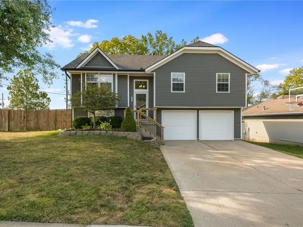 1052 SW Twin Creek Dr, Lees Summit, MO 64081