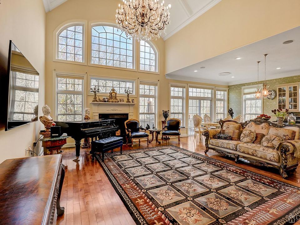 2nd image of 10 Hernandez Ct