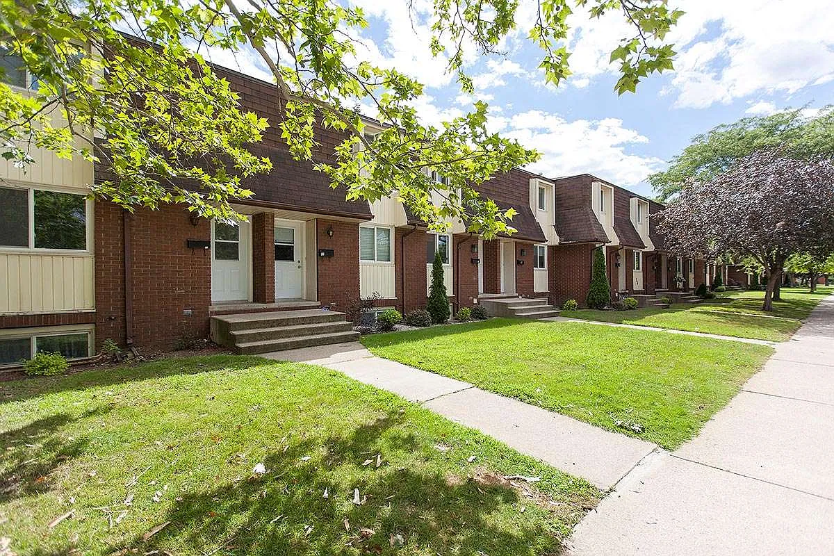Pontiac Court Townhomes — Photo 3