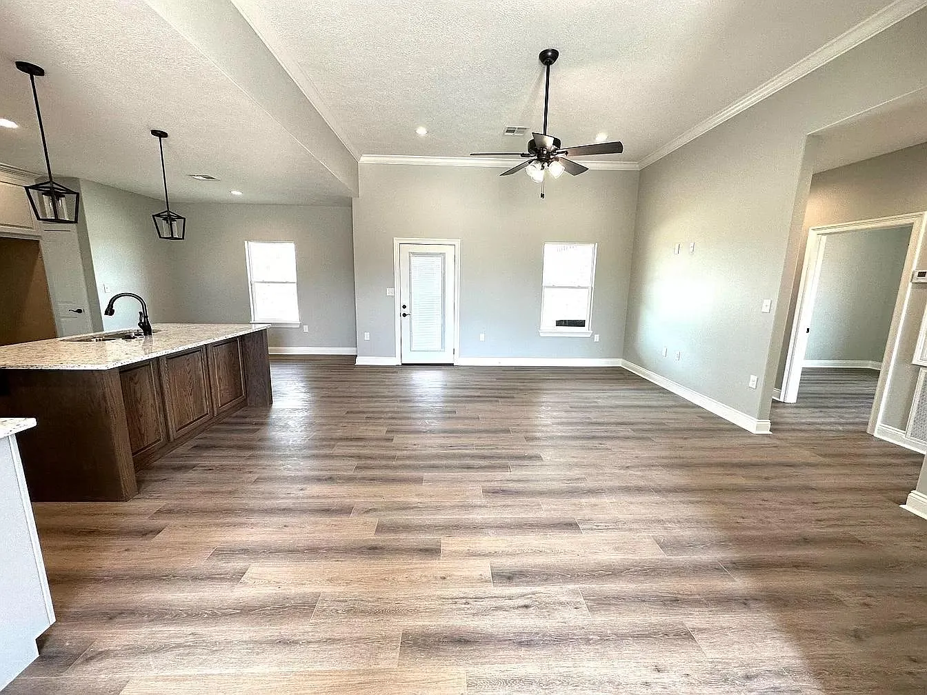 130 Liberty Dr — Photo 3