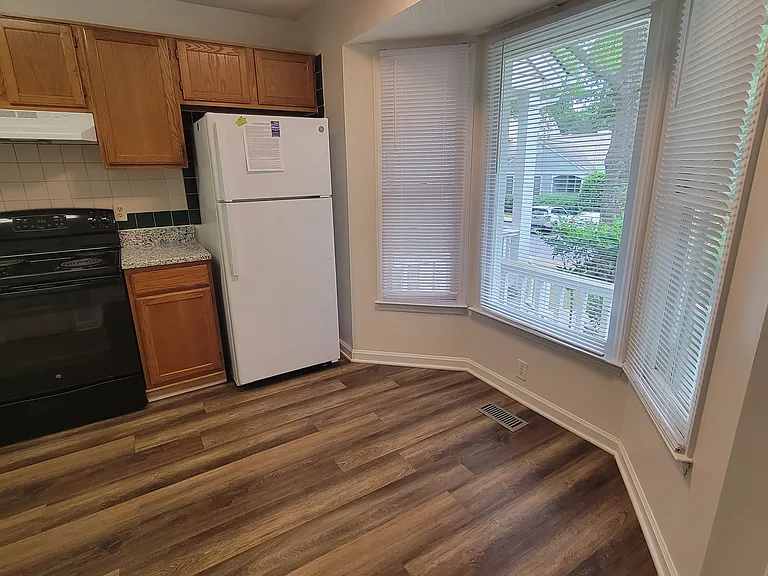 1645 Claiborne Ct — Photo 3