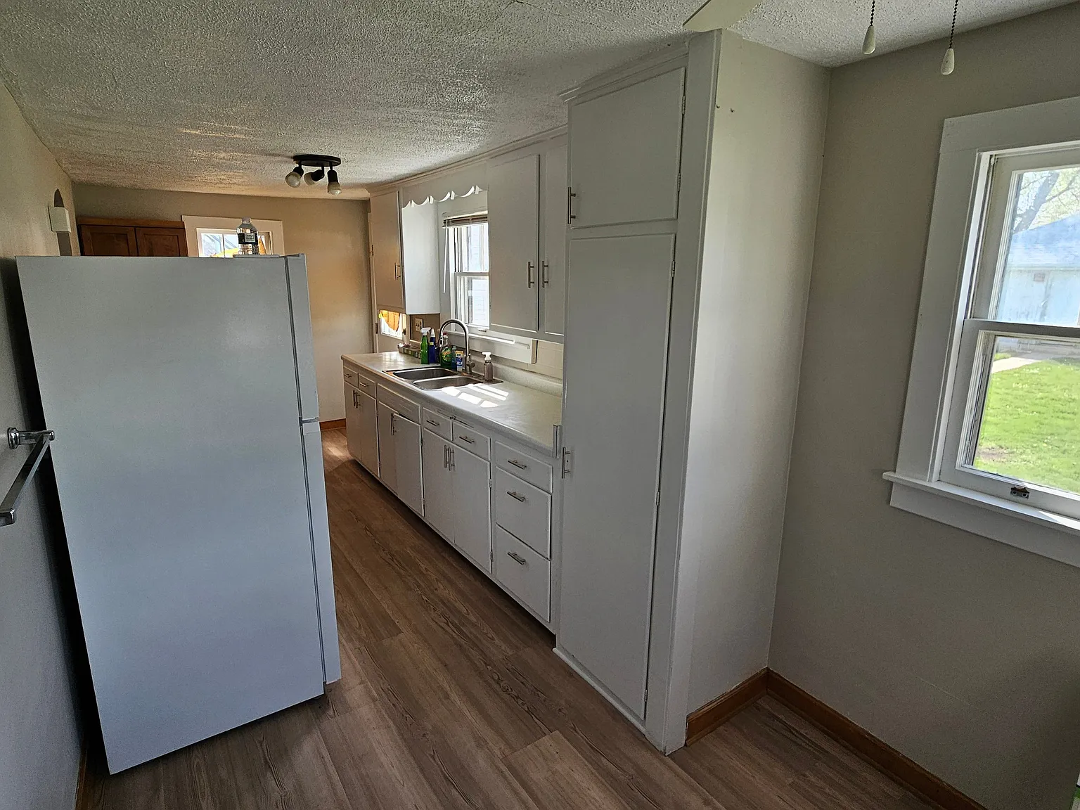 4 bed, 1.0 bath, 1600 sqft, $1,875 — Photo 2