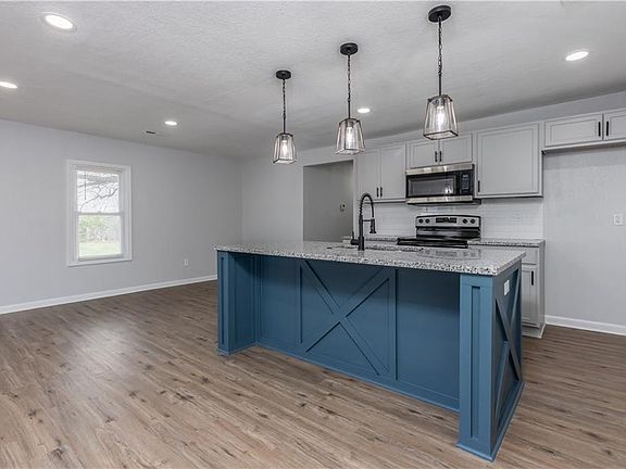 3rd image of 635 Douglas Ave