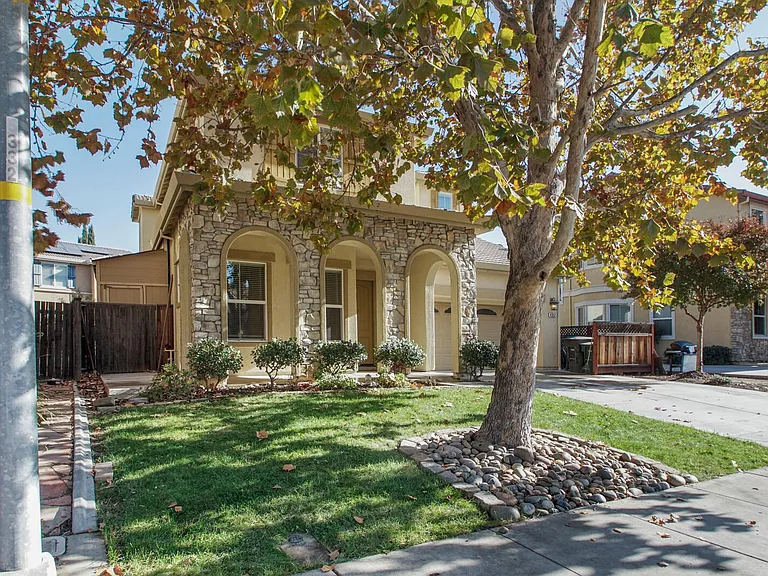 4352 Middlefield Dr — Photo 2